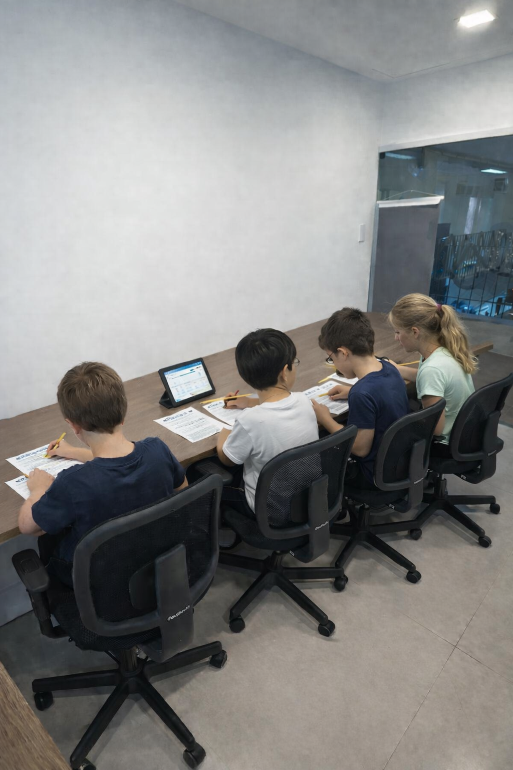 Alunos estudando juntos